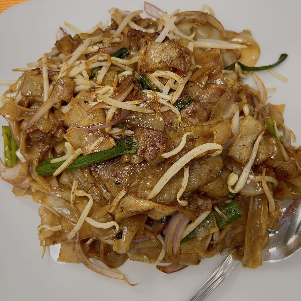 C4 Beef stir fried w. flat rice noodles
